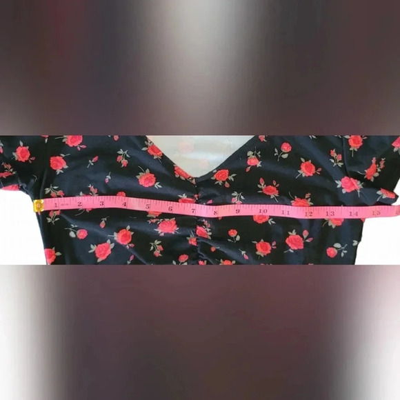 No Boundaries Cut Out V-Neck T-Shirt - Picture 3 of 6